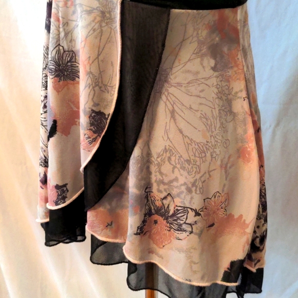 V Neck Floral Strap Date Night Tank - Picture 4 of 10